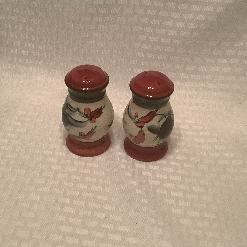 Gail Pittman Grapevine 1992 Salt & Pepper Shakers - Red and Cream